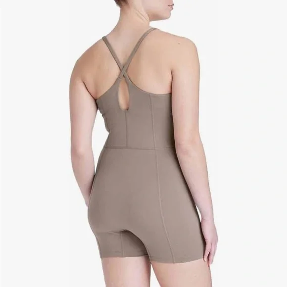 All In Motion short bodysuit - Picture 2 of 4